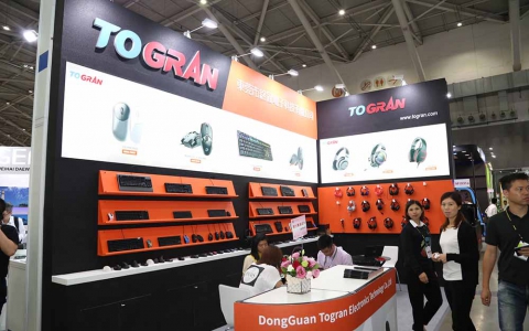 Computex 2019 | 达尔优展出UFO飞碟双模鼠标，可旋转切换微动