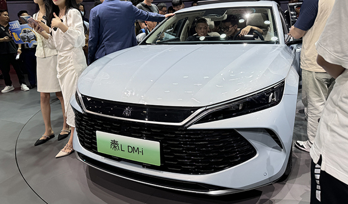 比亚迪展示秦L与海豹06 DM-i汽车：2100公里续航再创“工业奇迹