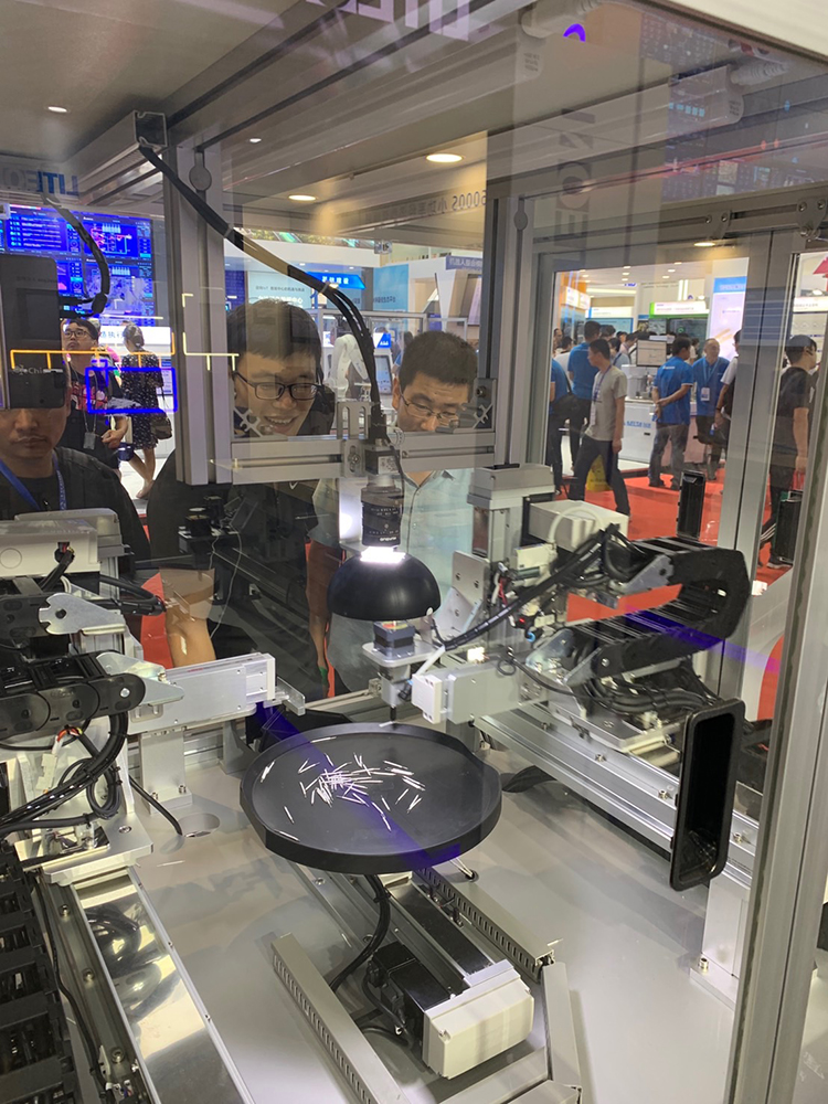 图四：光宝科技展示自动插线机，该种自动化设备可有效减少生产线人力并保证良好的生产质量。.JPG