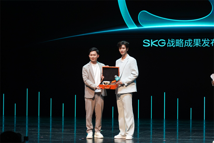  张凌赫现身真&middot;金腰带99999元发布会现场！看SKG用&ldquo;混动&rdquo;革新按摩科技