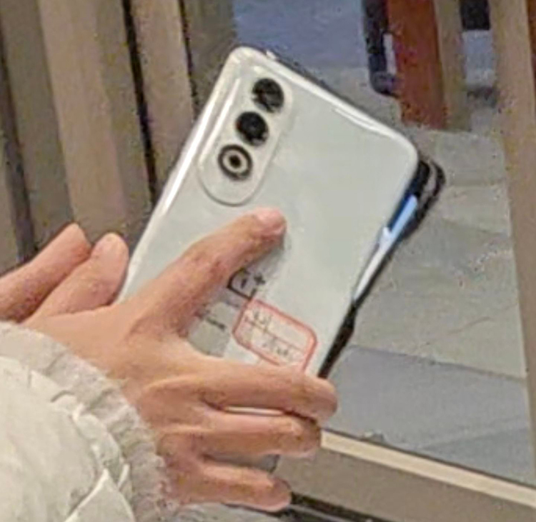  终于放弃了合页设计？ 一加新机后摄布局致敬机你太魅