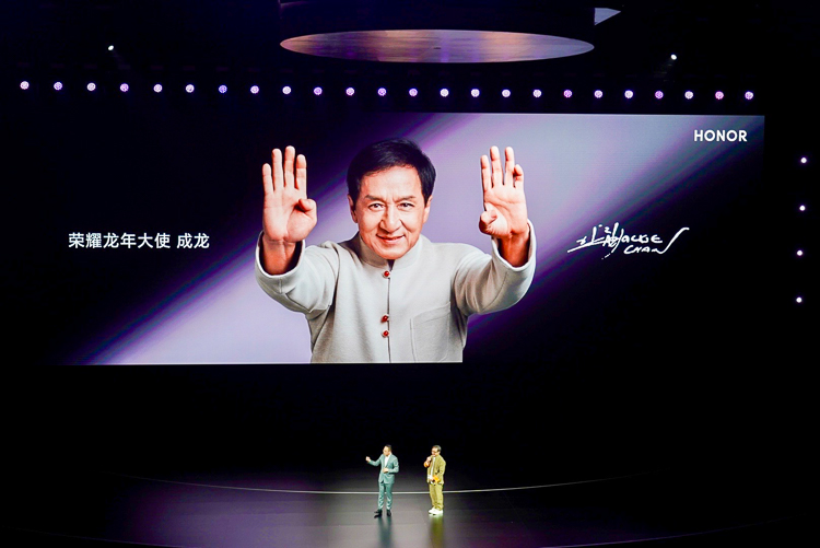 成龙亲临现场助阵，荣耀Magic6至臻版/RSR保时捷设计发布，6999元起售