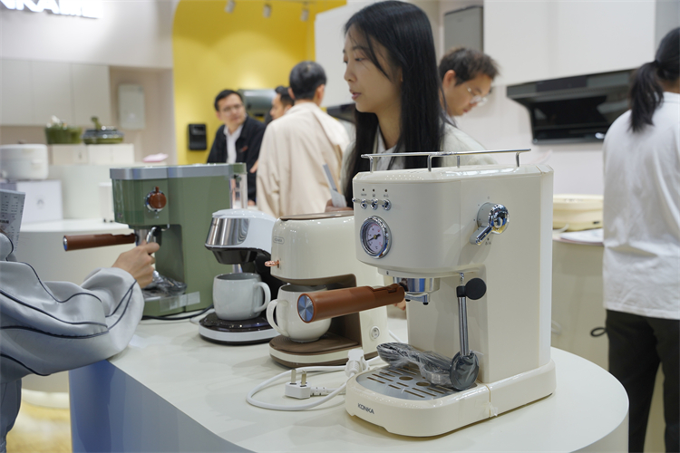  康佳在IEAE玩得挺&ldquo;萌&rdquo;？这还是我知道的哪个康佳吗？