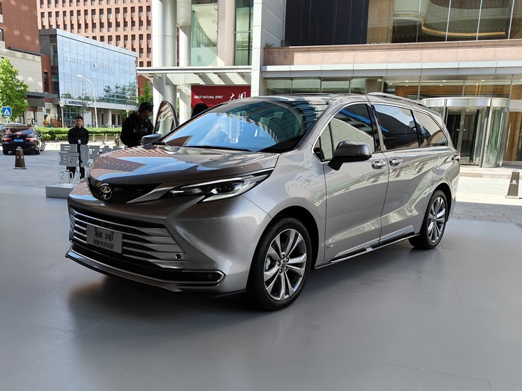 官方降价2.5万元，升级8155芯片！新款丰田赛那上市