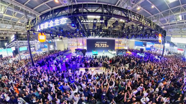  不只有车企CEO的互动艺术，2024北京车展正在上演一场大战