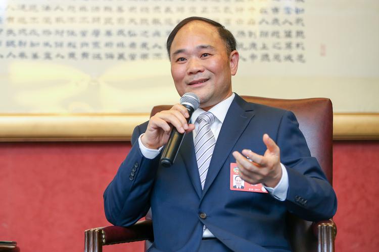 汽车推崇彩电、冰箱、大沙发，吉利李书福：本末倒置，安全最重要！