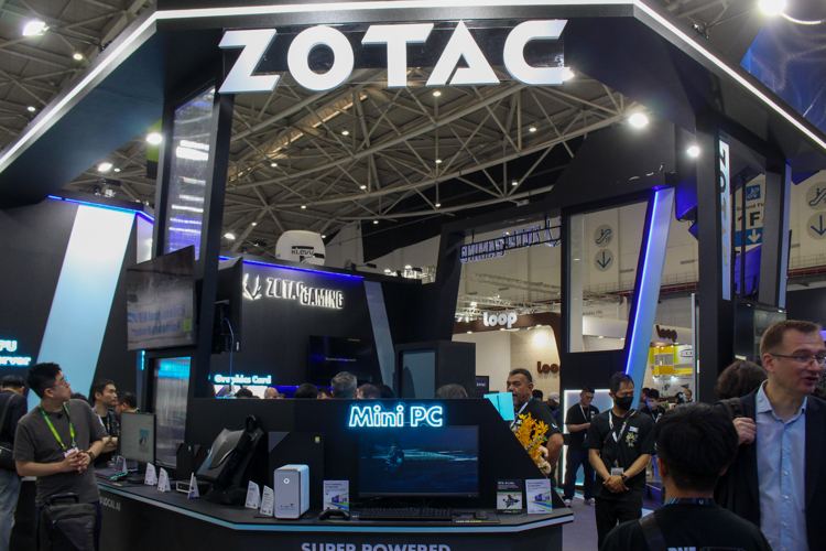 索泰展示ZOTAC ZONE：搭载锐龙7处理器，比Steam掌机更大