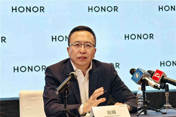 赵明：苹果华为跟进了荣耀AI路线，荣耀领先三年做梦都会笑醒