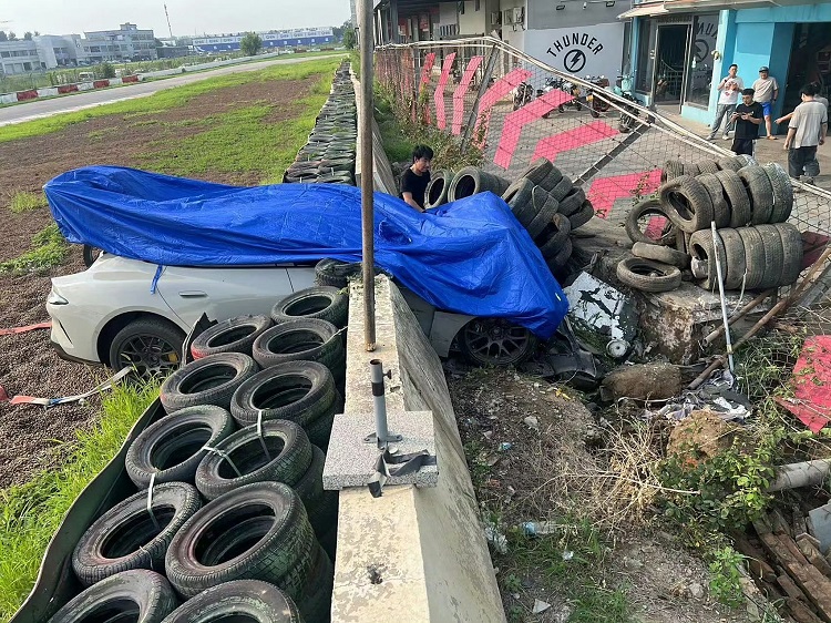 又双叒冲出赛道？小米针对SU7赛道事故&交付问题，举行网友问答环节
