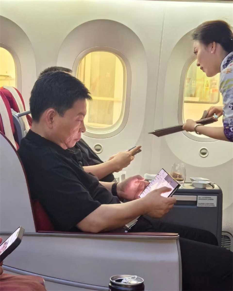  全球首款华为三折叠真机亮相，网友预估没20000元拿不下！