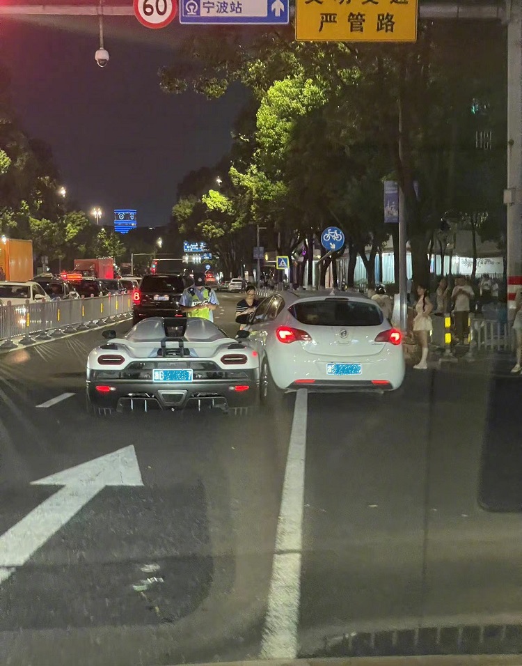  10万别克怼4700万科尼塞克？网友：实线变道，等着卖房吧！
