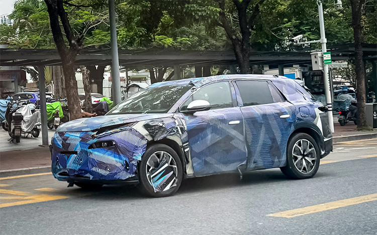  比亚迪全新伪装车谍照曝光：定位中型SUV，或为唐L