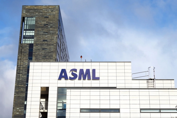  光刻机卖不动？ ASML下调2025年销售额、致科技股普跌