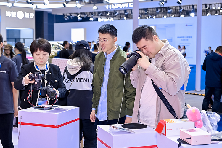  摄影行业如何看待AI技术？2024电博会专访青岛市时尚摄影学会3位大咖