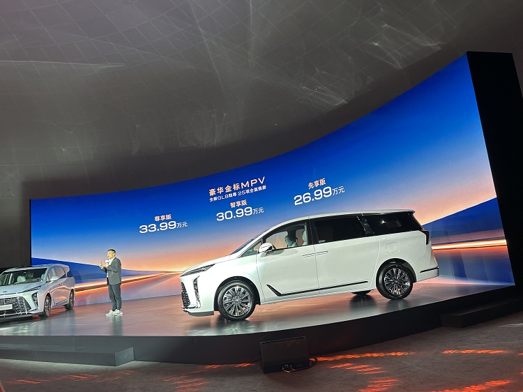 别克GL8也扛不住了，暴降4.8万元？全新陆尊上市，26.99万起