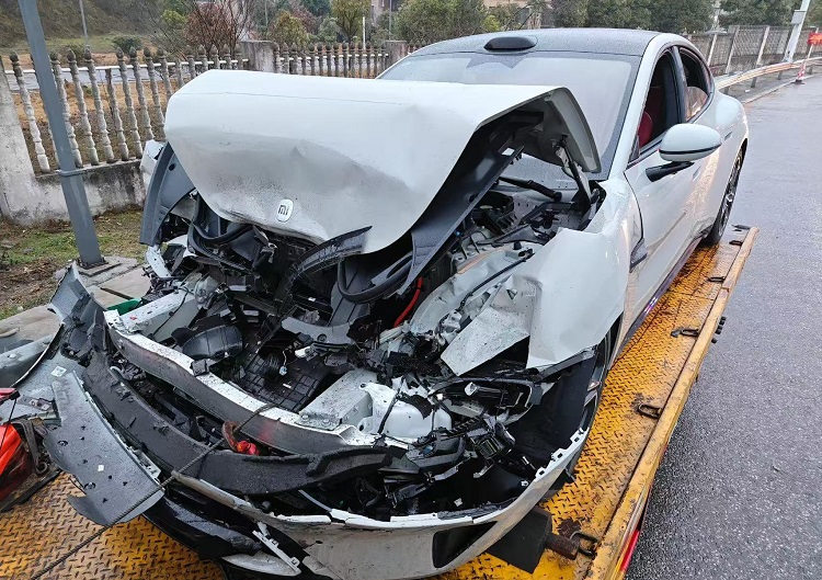 小米追尾大巴车，车机还能用？友商产品滞销，原因揭秘！
