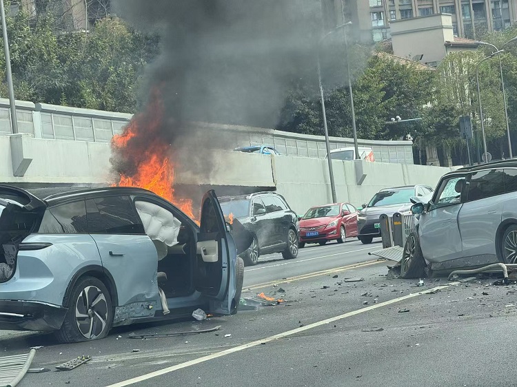  两辆新能源相撞，零跑车门打不开，蔚来起火？