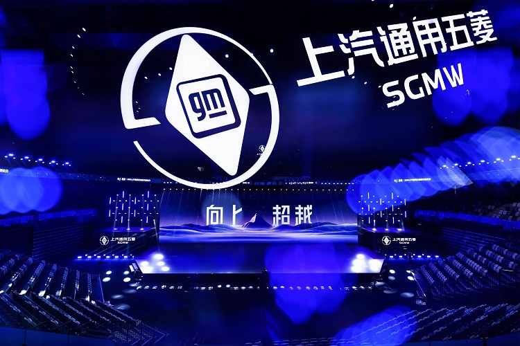 接机也能上热搜？两家媒体公开互怼