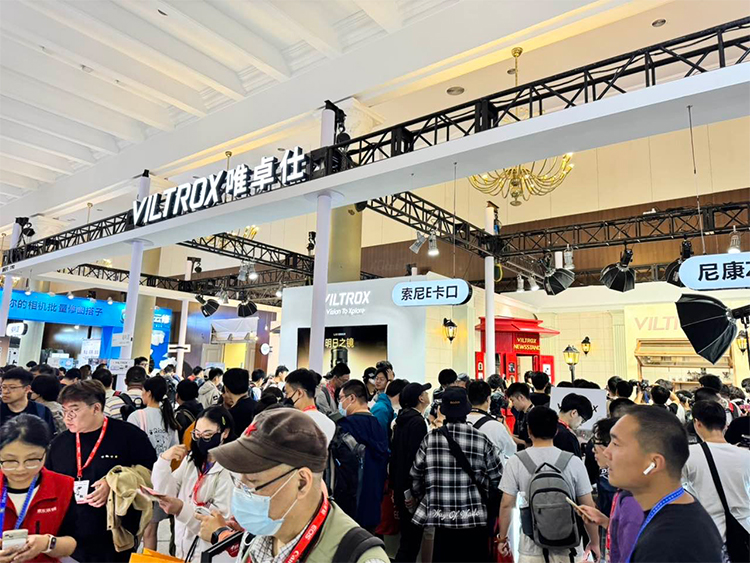 唯卓仕镜头在P&E展会大受欢迎，火到展台挤得水泄不通