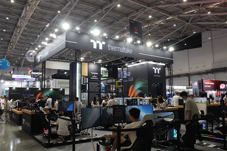  Thermaltake把赛车模拟器驾驶舱带到COMPUTEX 2025，观众现场玩嗨了！