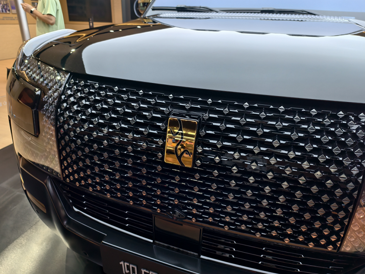 24K金车标、全新配色！2025粤港澳车展，仰望U8L重新定义奢华硬派SUV！