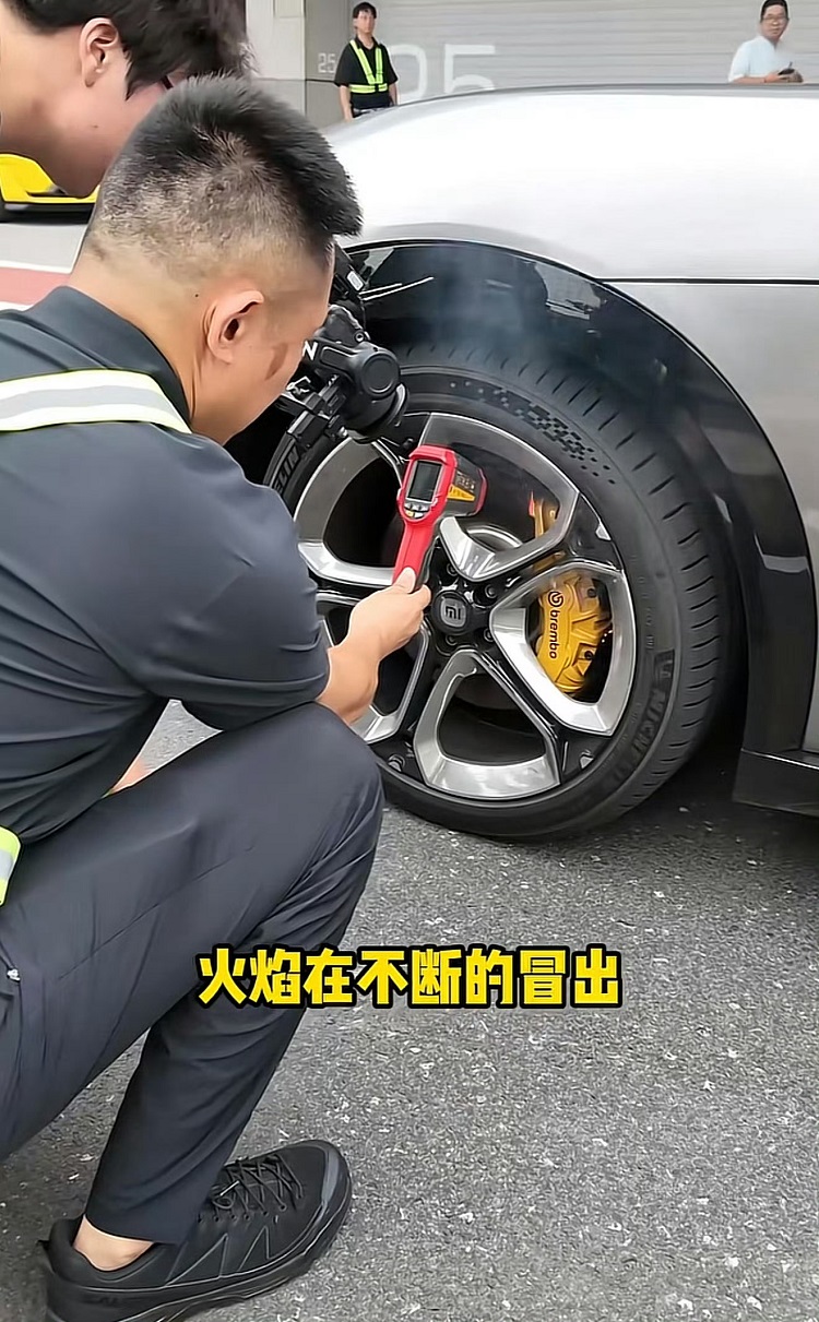 小米YU7测圈速，刹车起火！官方：测试不够专业