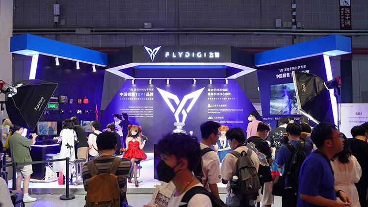  国产手柄有多香？BW2025飞智展台全是八爪鱼5游戏手柄，玩家玩到不撒手