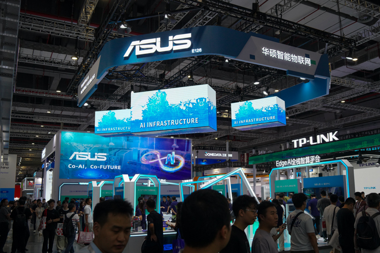华硕携GX10 AI超算亮相工博会：实现2000亿参数模型推理