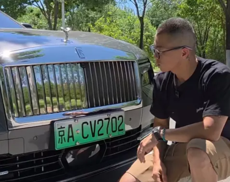  车评人陈震劳斯莱斯发生车祸，曾经说过，只买交强险和车辆使用税