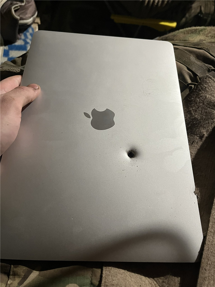 质量堪比华为，苹果MacBook Air挡住炮弹碎片后仍能开机使用