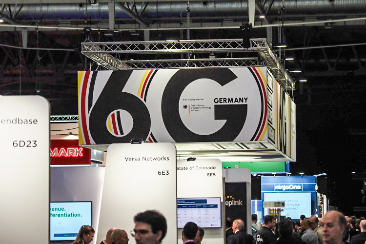 AI、新形态手机与太空通信，一文看透MWC 2026上的野心与暗涌