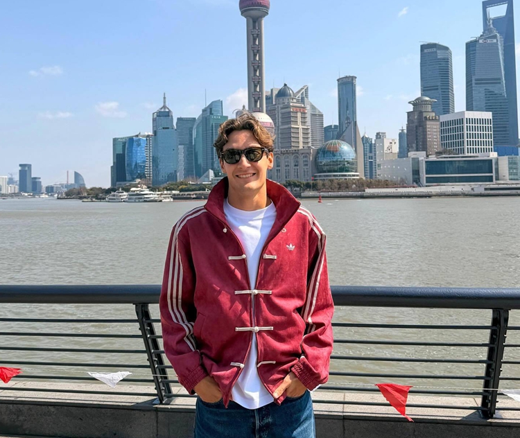 F1车手来中国也得直播带货，勒克莱尔与皮亚斯特里现身品牌直播间