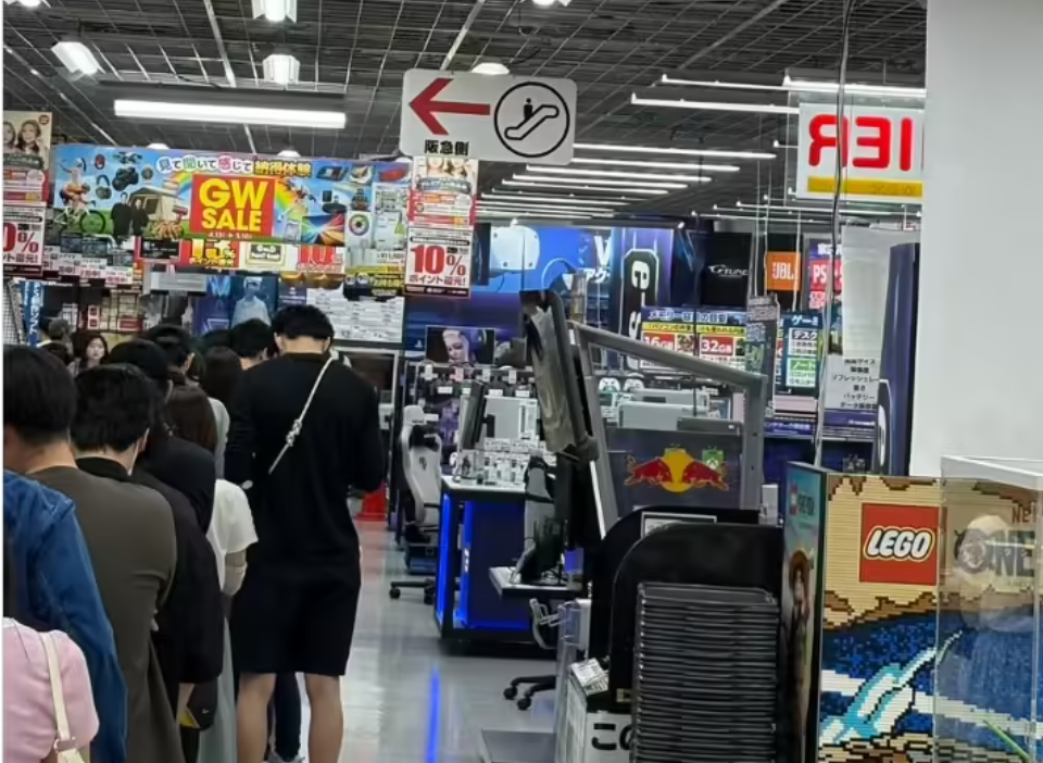 涨价前最后的狂欢 日本多地出现Switch 2抢购潮