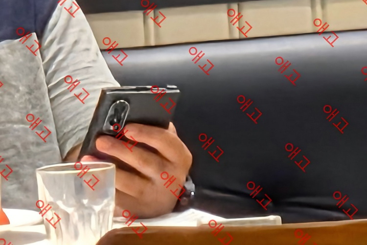 吃个饭竟泄密？三星阔折叠Galaxy Z Fold 8真机曝光