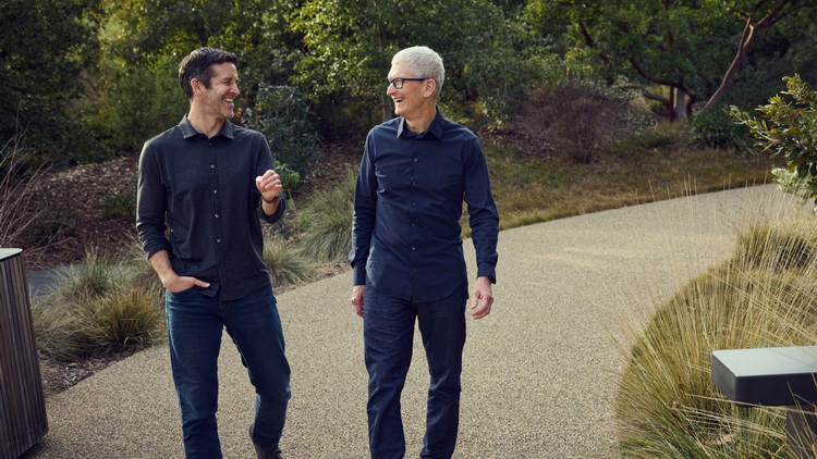 john-ternus-tim-cook.JPG