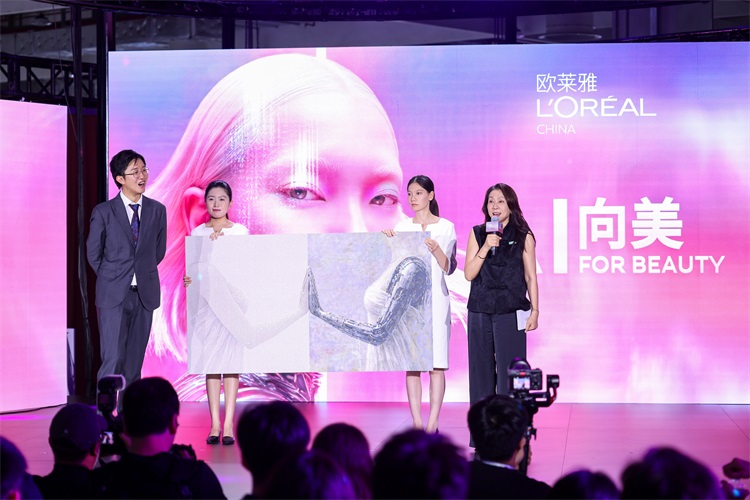 图片7：欧莱雅北亚及中国公共事务总裁兰珍珍与Yuri倾情演绎“AI向美”并展示共创画作 .jpg