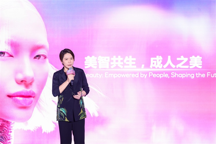 图片5：欧莱雅北亚及中国首席增长官黄冰榕分享欧莱雅中国Human+实践.jpg