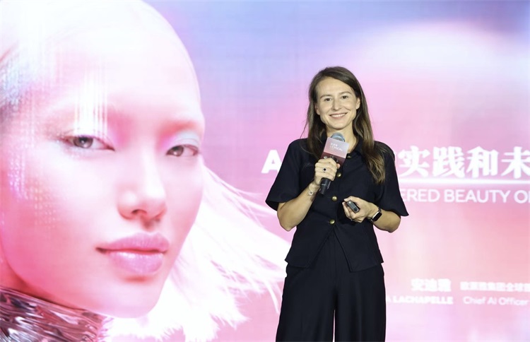 图片3：欧莱雅集团全球首席人工智能官安迪雅（Andreea Lachapelle）博士致辞.jpg