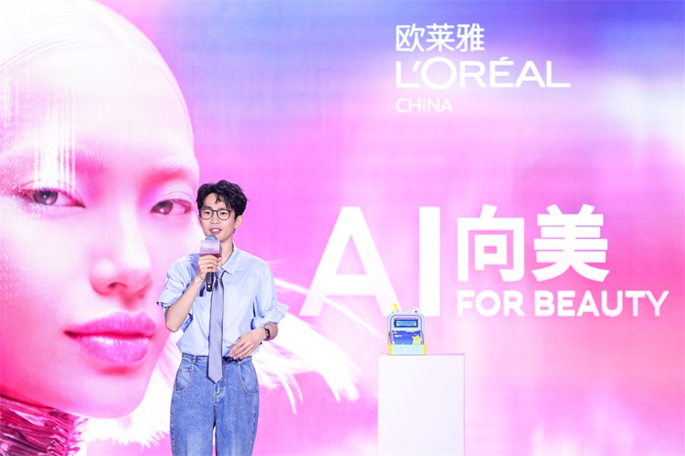 图片4：人气数码博主@老师好我叫何同学展示AI如何将需求转化为智能化解决方案.jpg