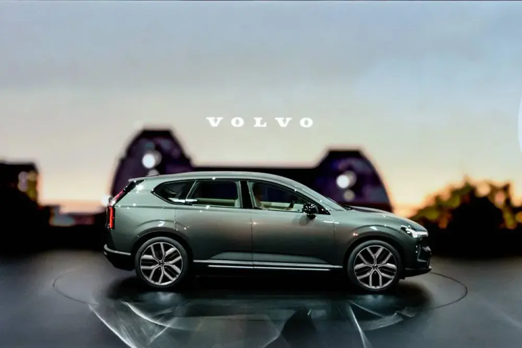 Volvo-EX60-Reveal-Event-side-profile.png